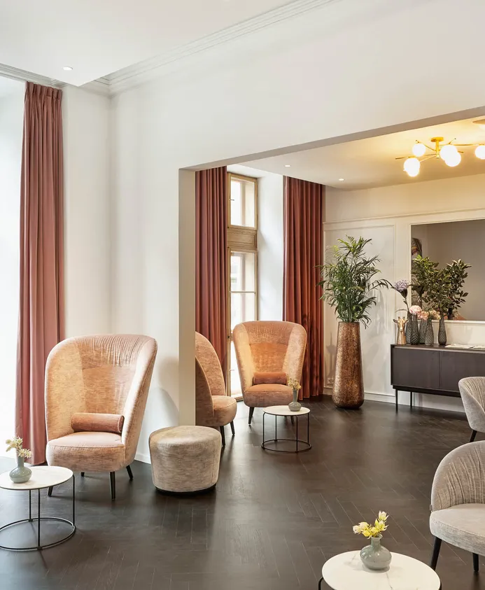 dunkler Fußboden im Fischgrätmuster in Hotellobby verlegt