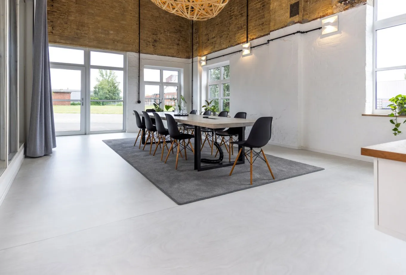 Besprechungsraum im Loft Style mit modernen Möbeln und hellem wineo PURLINE Bioboden