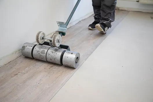 Verlegung wineo Designboden Verlegung wineo Designboden zum Kleben Gliederwalze Holzoptik DIY Vinylboden