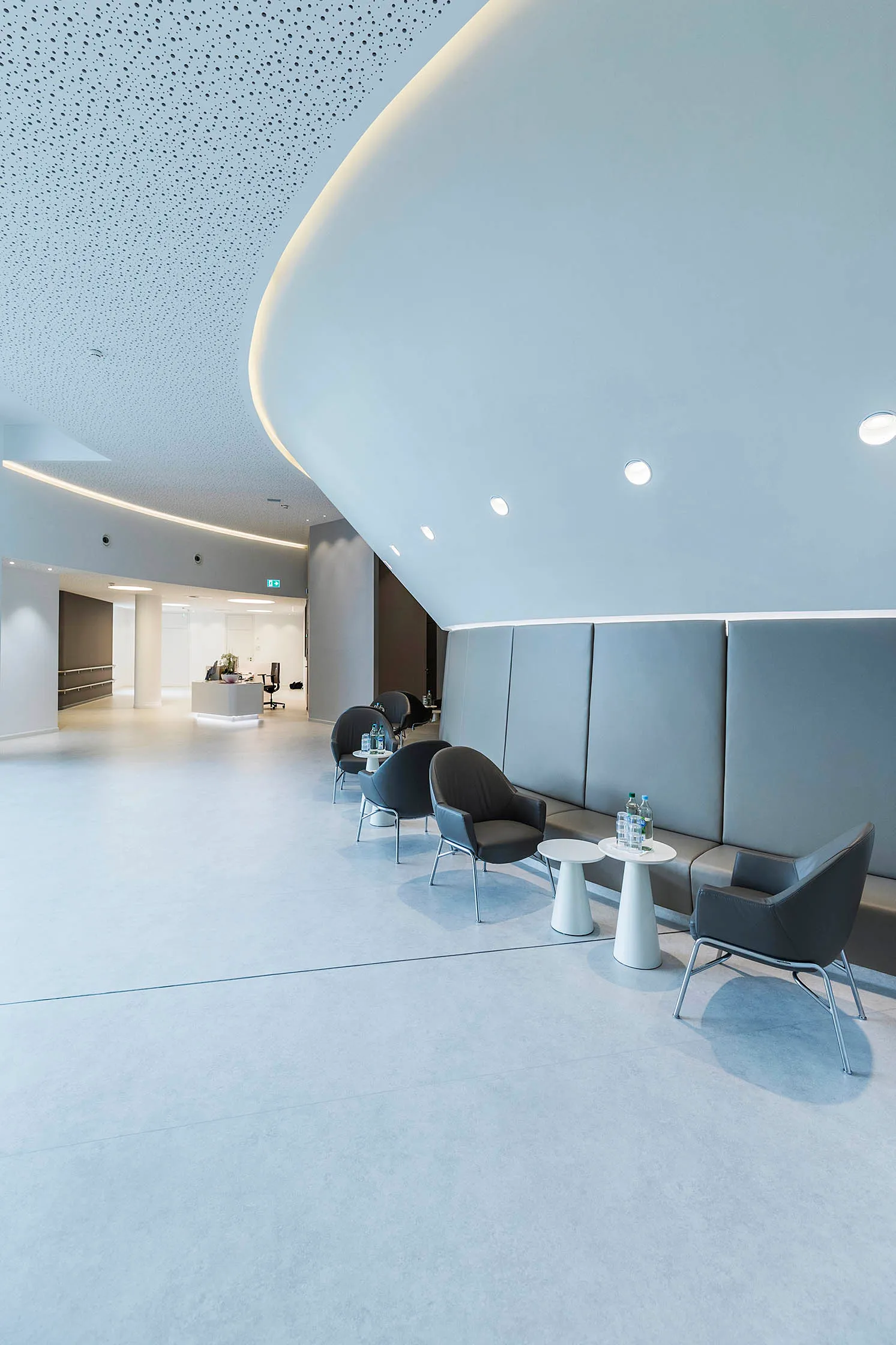 wineo Purline Bioboden Rollenware weiß Wartebereich Sitzmöbel modern hell Klinikum