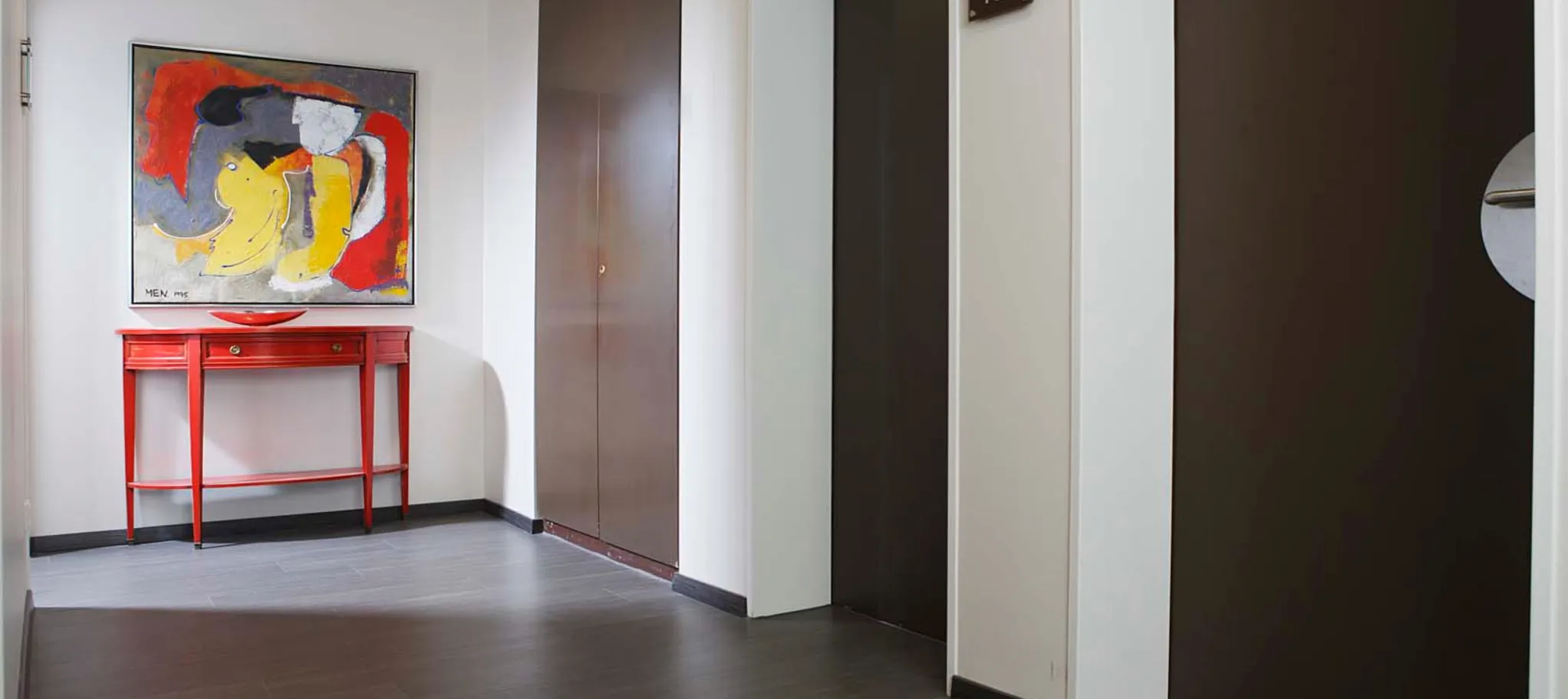 wineo Purline Bioboden dunkel modern Hotel Flur rot Farbaktzent