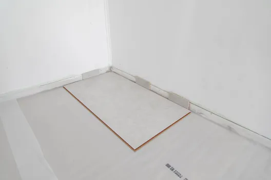 Verlegung wineo PURLINE Bioboden Verlegung wineo 1200 stone zum Klicken als Multi-Layer PURLINE Bioboden Betonoptik Fliese erstes Paneel verlegen