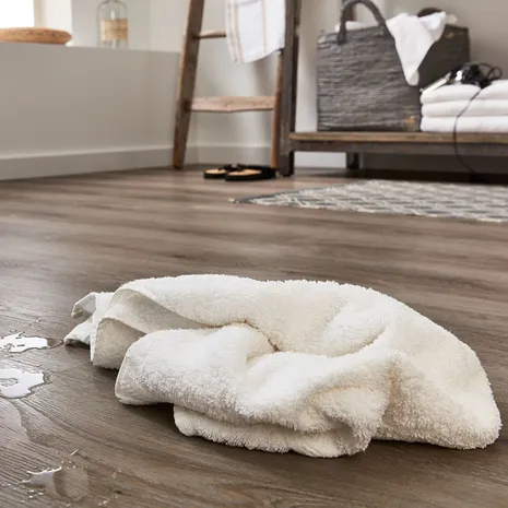 wineo Designboden wineo Designboden im Badezimmer Holzoptik dunkel Waschlappen Wasser