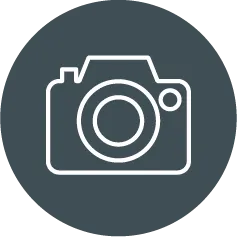 weißes Kamera-Icon auf blaugrauem Hintergrund