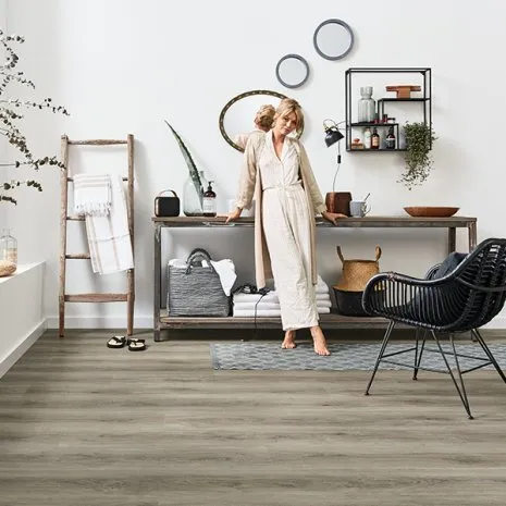 Designboden wineo 600 | Badezimmer im Loft Loft Badezimmer Designboden Vinylboden Holzoptik moderne Einrichtung Vintage Industrial