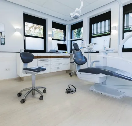 wineo Purline Bioboden hell modern sauber Behandlungszimmer Zahnarztpraxis