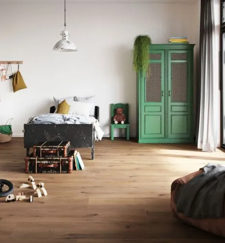Kinderzimmer mit Kinderbett, Spielzeug und dunklem Holzfußboden