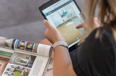Floor Viewer auf Tablet Tablet mit Floor Viewer wird mit der Hand gehalten