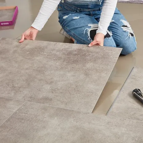 Designboden wineo 600 | Renovierung im Loft Renovierung Loft Stein Beton Fliese Verlegen Industrial Modern Bodenbelag Designboden Vinylboden